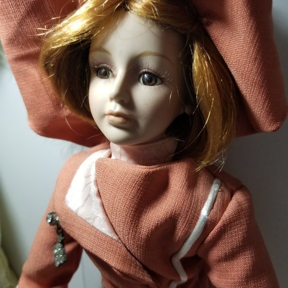 Set of two Collectible Memories Porcelain Dolls - Picture 5 of 9